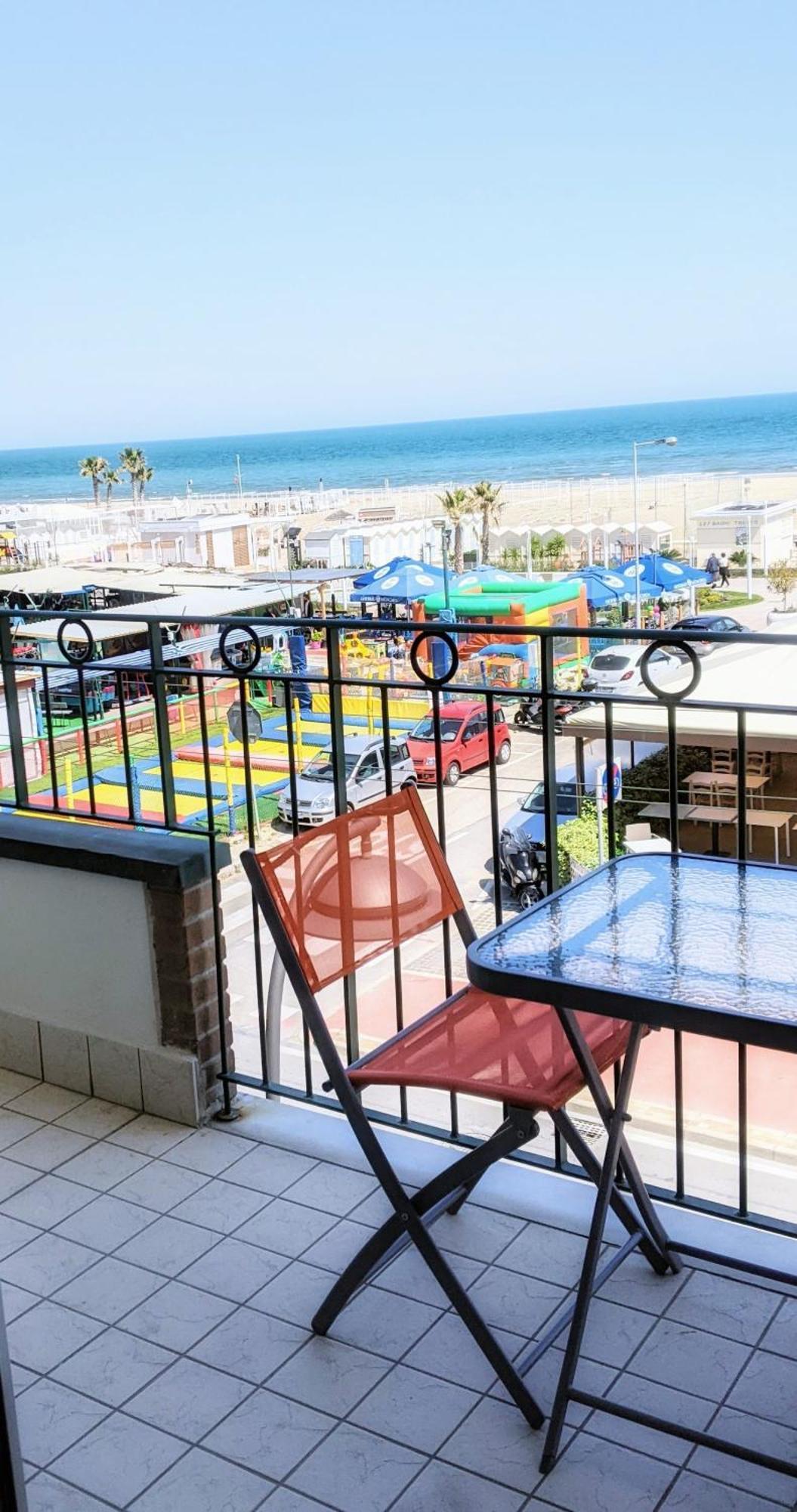 Appartamento A Riccione Con Balconcino Vista Mare Luaran gambar